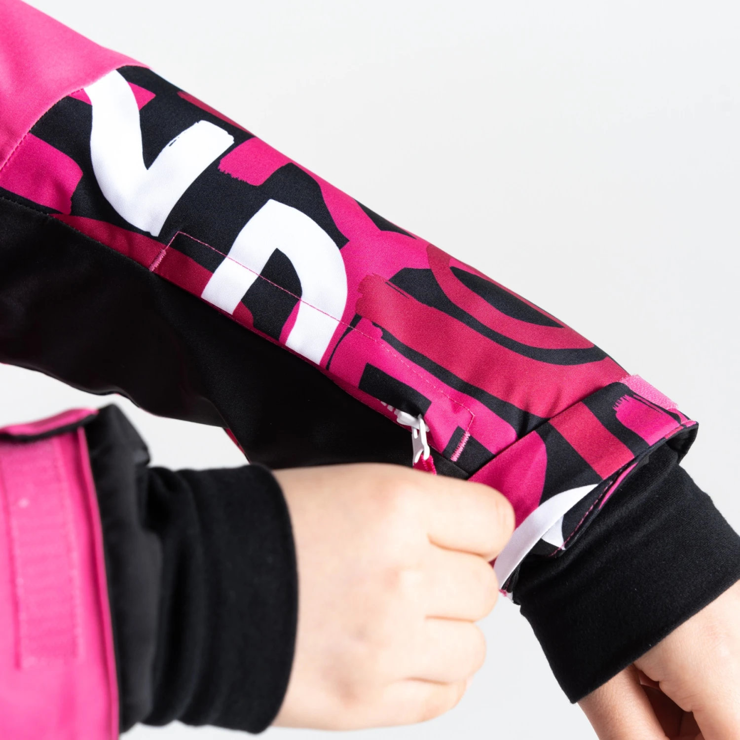 Dare 2b Veste Enfant - Traverse - J9Z Kids Ski Graffiti Print/Black 6 Dare 2b Veste Enfant - Traverse - J9Z Kids Ski Graffiti Print/Black – Image 4